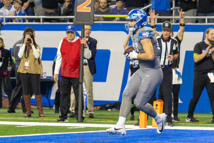 Jan 7, 2024; Detroit, Michigan, USA; Detroit Lions tight end Sam LaPorta (87) catches a pass for a touchdown in the first quarter against the Minnesota Vikings and sets an NFL record for most catches by a rookie tight end at Ford Field.